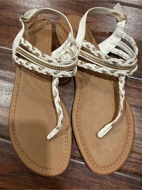 American Eagle Outfitters White Braided T-Strap Sandals with Gold Chain